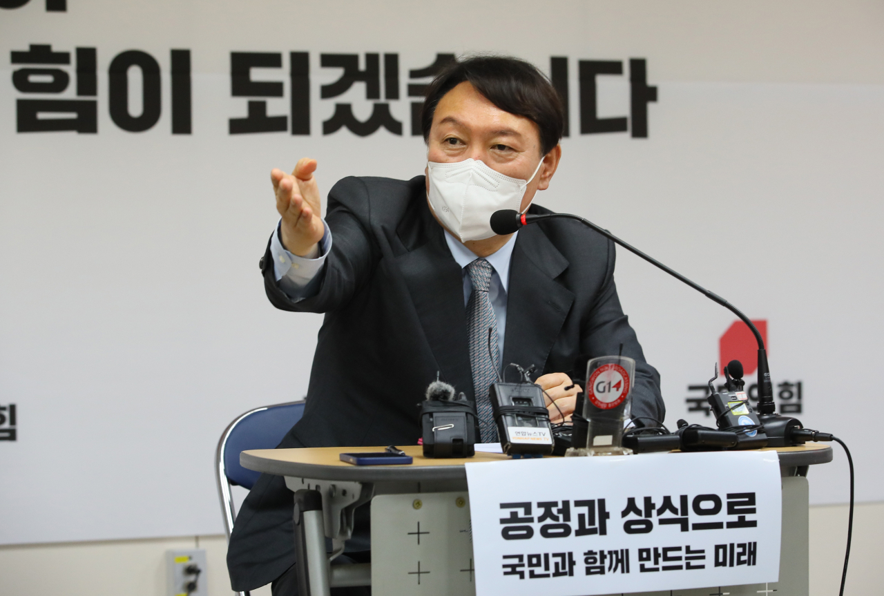 국민의힘 대권주자인 윤석열 전 검찰총장이 9일 강원 춘천시 금강로 국민의힘 강원도당에서 열린 언론간담회에서 질문에 답하고 있다. [연합]