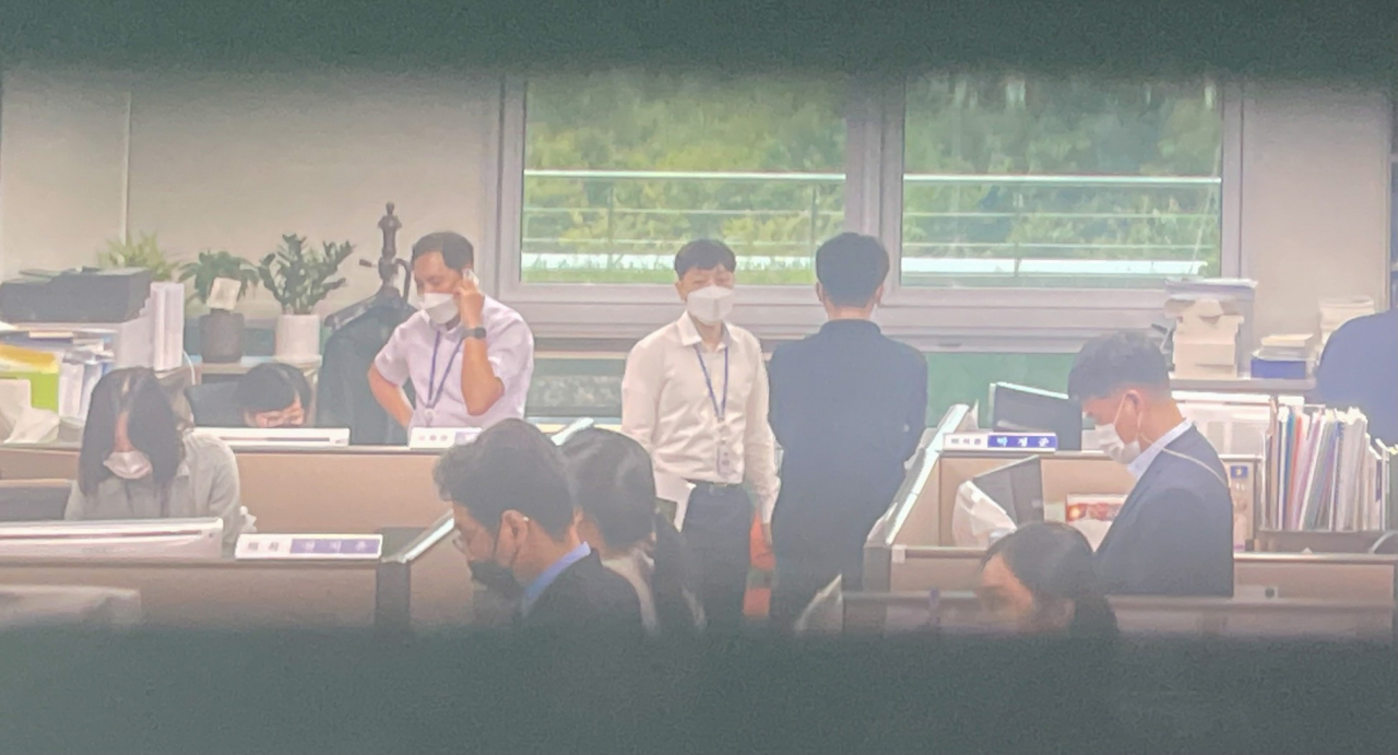 고위공직자비리수사처수사관들이 10일 윤석열 전 검찰총장의 이른바 고발사주 의혹과 관련, '키맨'으로 지목된 국민의힘 김웅 의원의 국회 의원회관 사무실을 압수수색하고 있다. [연합]