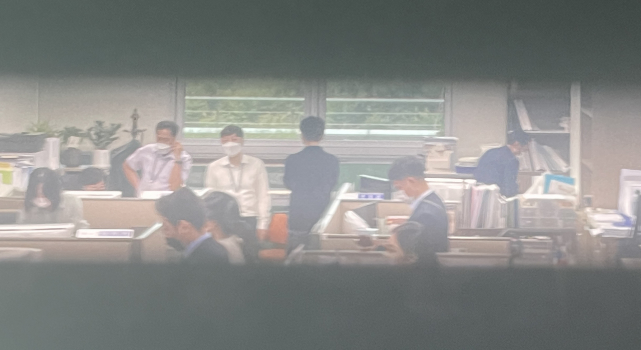 고위공직자비리수사처수사관들이 10일 윤석열 전 검찰총장의 이른바 고발사주 의혹과 관련, '키맨'으로 지목된 국민의힘 김웅 의원의 국회 의원회관 사무실을 압수수색하고 있다. [연합]