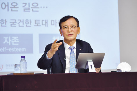 윤석진 한국과학기술연구원(KIST) 원장이 KIST 강당에서 열린 온라인 기자간담회에서 향후 연구개발 방향에 대해 설명하고 있다. [KIST 제공]