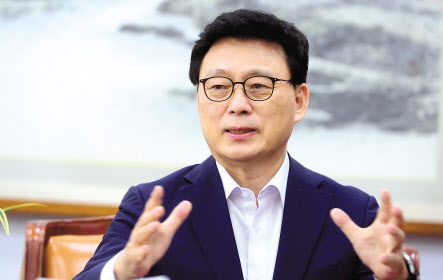 9일 오후 서울 여의도 국회 본청 법제사법위원회 위원장실에서 박광온 ‘이낙연 캠프’선거대책본부장이 본지와 인터뷰를 하고 있다. 박 본부장은 법사위원장직을 겸하고 있다. 이상섭 기자