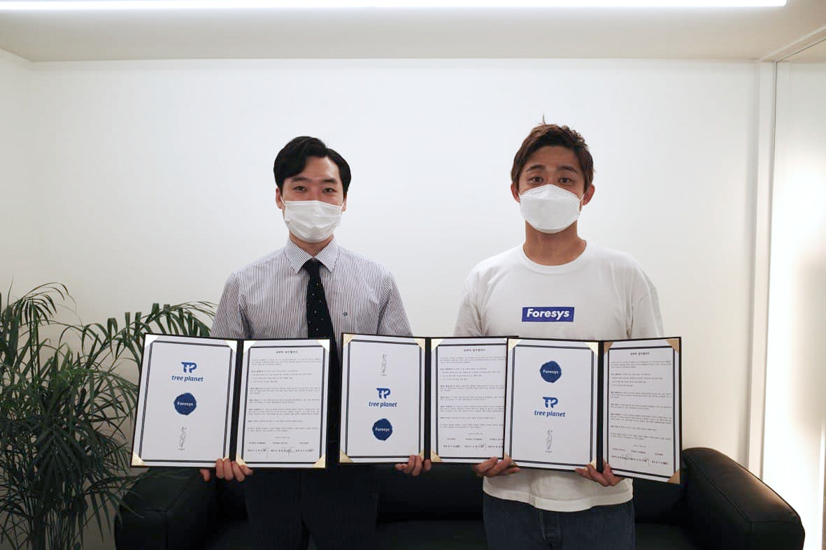 포어시스 원종화(오른쪽) 대표와 트리플래닛 김형수 대표가 업무협약을 한 뒤 기념사진을 촬영하고 있다. [포어시스 제공]