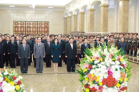 북한 노동신문은 10일 김정은 국무위원장이 전날 부인 리설주와 함께 김일성 주석과 김정일 국방위원장 시신이 안치된 금수산태양궁전을 찾았다고 보도했다. 신문이 보도한 기사와 사진에선 김 위원장의 여동생 김여정 당 부부장을 찾을 수 없어 관심을 모으고 있다. [평양 노동신문=뉴스1]