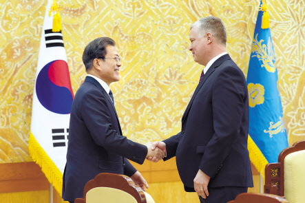 비건 전 미 국무부 부장관이 당시 도널드 트럼프 행정부의 대북정책 특별대표 자격으로 지난 2019년 12월 방한해 청와대에서 문재인 대통령을 만나 악수하고 있다. [연합]