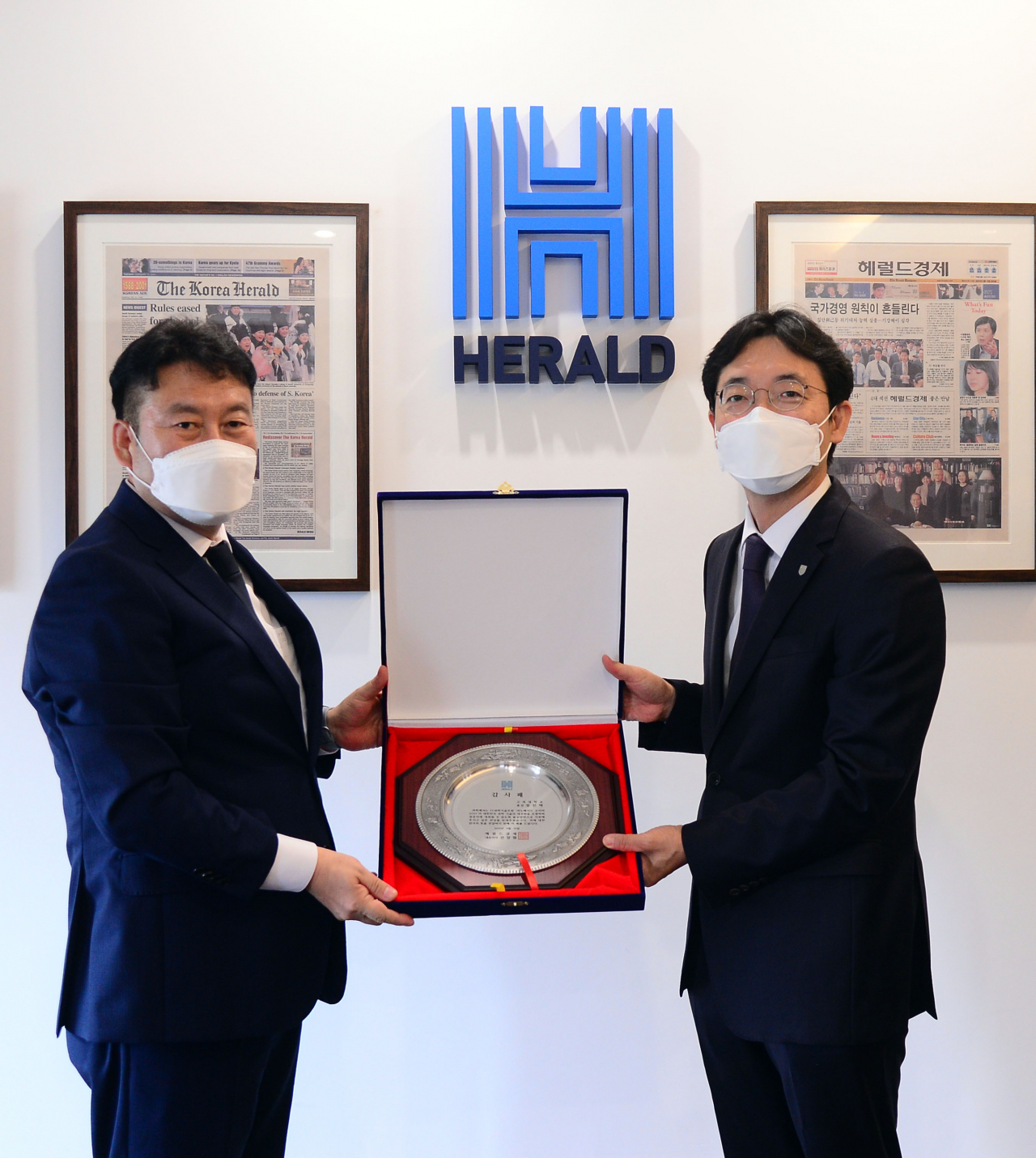 헤럴드경제는 10일 서울 용산구 헤럴드 사옥에서 정진택 고려대학교 총장과 고려대학교 세종캠퍼스에 감사패를 전달했다. 정 총장과 고려대 세종캠퍼스는 국내 대표 IT과학기술 포럼 ‘이노베이트 코리아 2021’이 성공리에 개최될 수 있도록 큰 역할을 했다. 전창협(왼쪽) 헤럴드경제 대표이사와 김상호 고려대학교 세종캠퍼스 입학홍보처장이 감사패를 들고 기념 촬영을 하고 있다. [이상섭 기자]