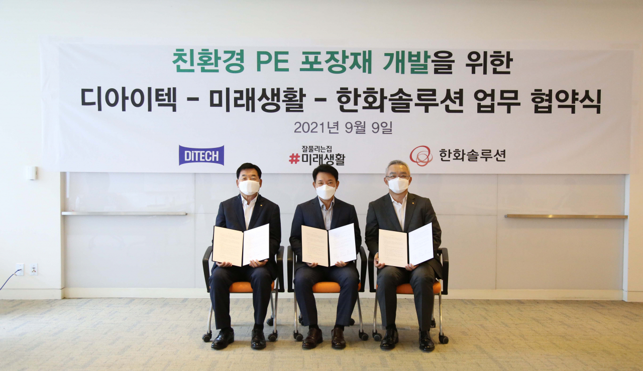 한화솔루션이 디아이텍, 미래생활과 ‘친환경 포장재 개발 공동 추진을 위한 업무 협약’을 체결했다. 왼쪽부터 디아이텍 박종열 대표, 미래생활 변재락 대표, 한화솔루션 PO 문경원 사업부장이 기념촬영을 하고 있다. [한화솔루션 제공]