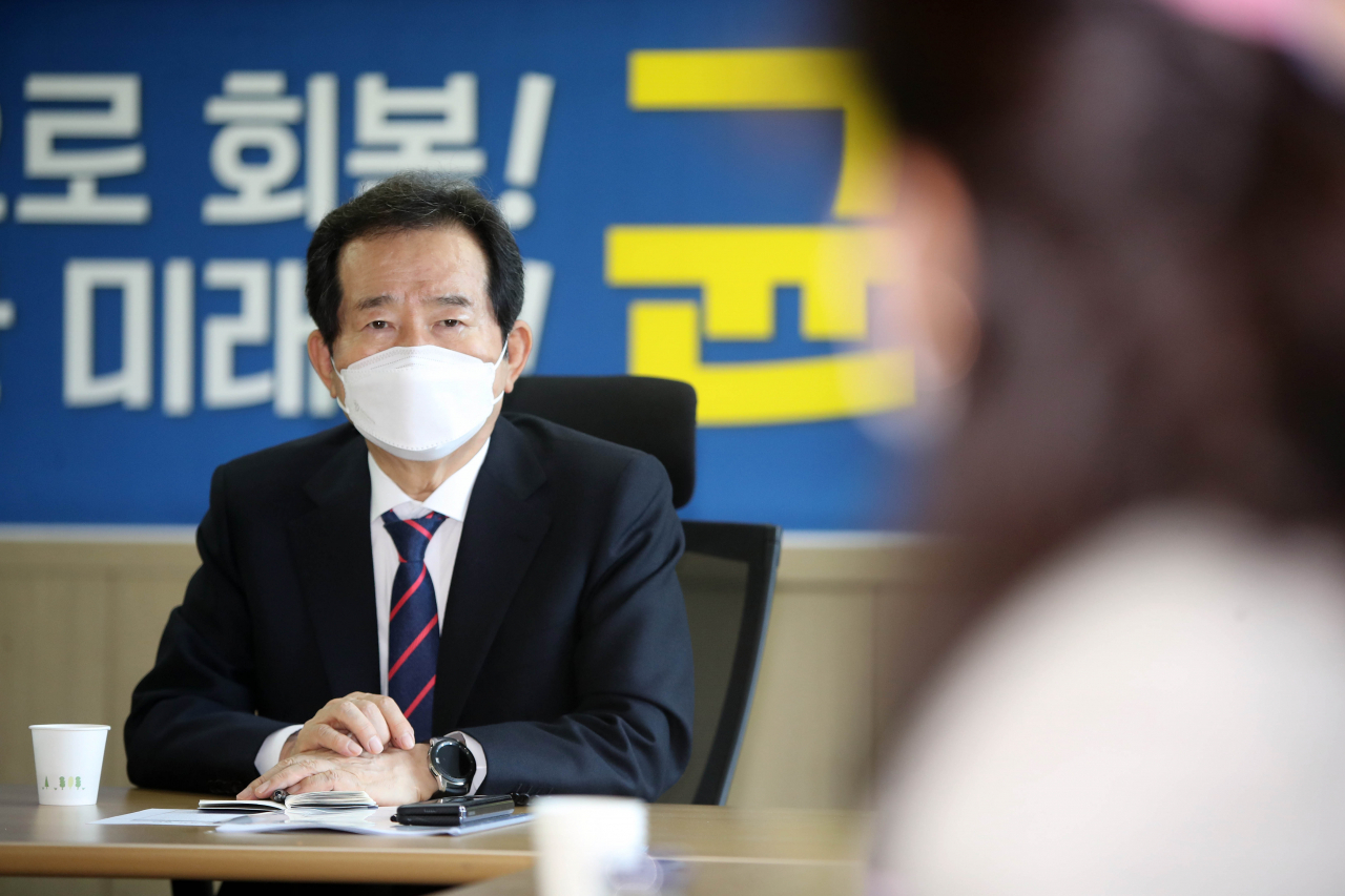 더불어민주당 대권주자인 정세균 전 국무총리가 지난 8일 대구 동구 미래경제캠프 사무실에서 지역어린이집 연합회 관계자들과 간담회를 하고 있다. [연합]