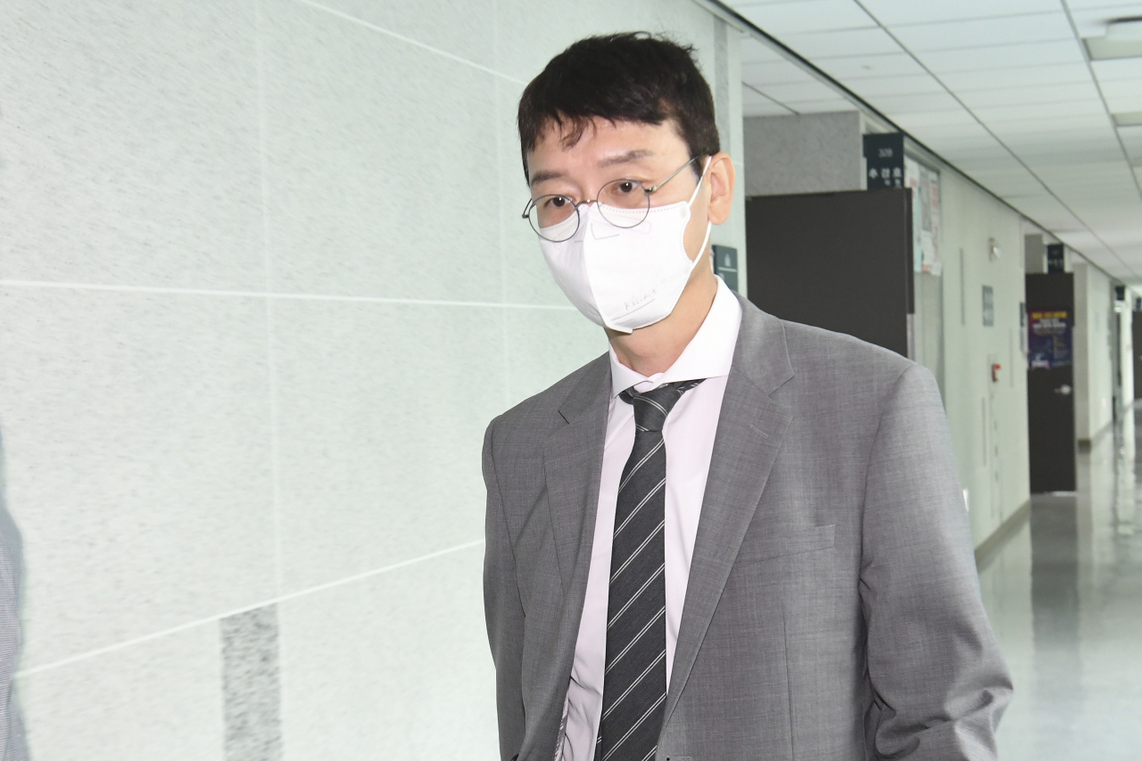 윤석열 전 검찰총장의 이른바 '고발 사주' 의혹과 관련한 핵심 당사자인 국민의힘 김웅 의원이 10일 고위공직자범죄수사처 수사관들이 압수수색에 나선 국회 의원회관 자신의 사무실에 도착하고 있다. [연합]