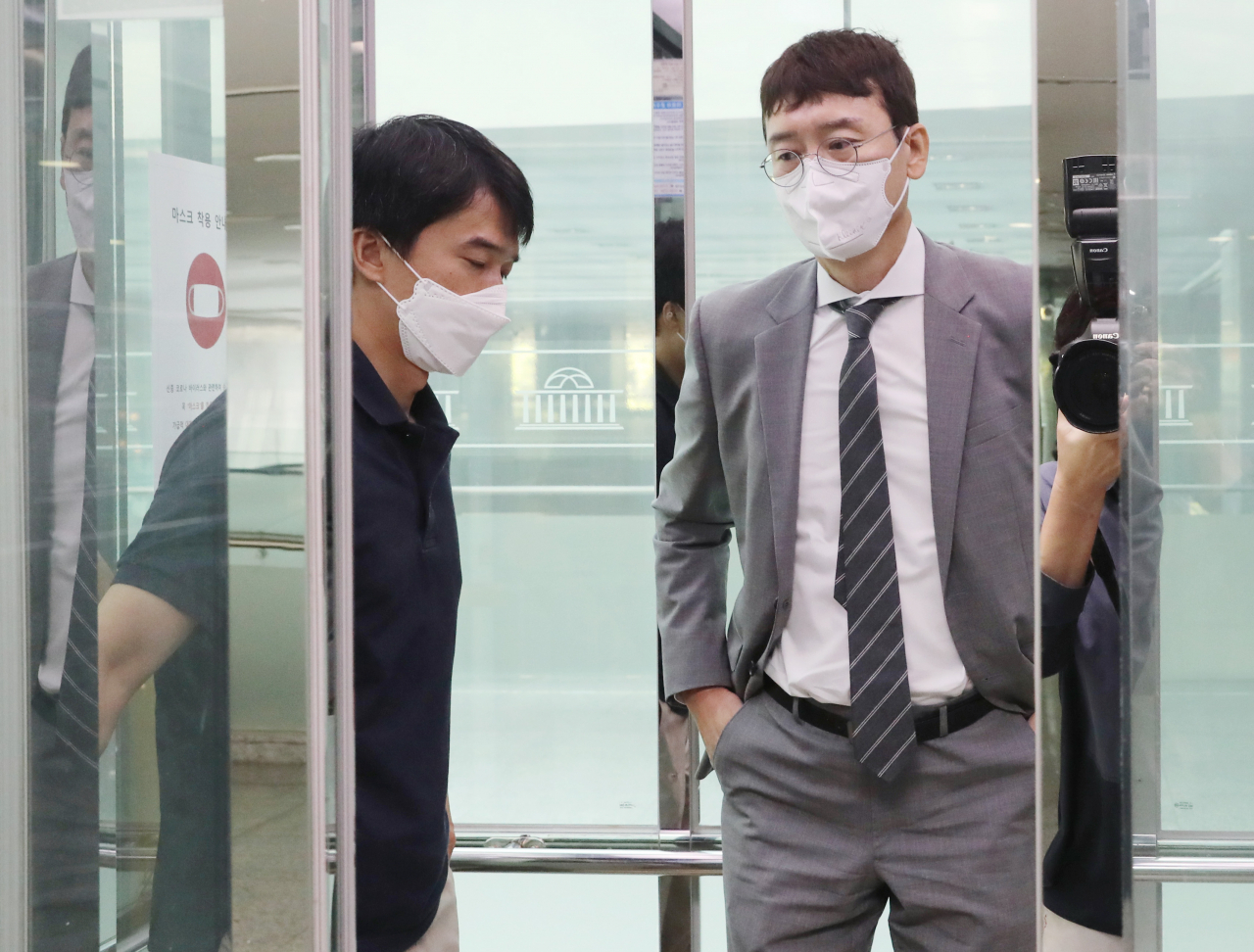 윤석열 전 검찰총장의 이른바 '고발 사주' 의혹과 관련한 핵심 당사자인 국민의힘 김웅(오른쪽) 의원이 10일 고위공직자범죄수사처 수사관들이 압수수색에 나선 국회 의원회관 자신의 사무실로 향하며 굳은 표정을 짓고 있다. [연합]