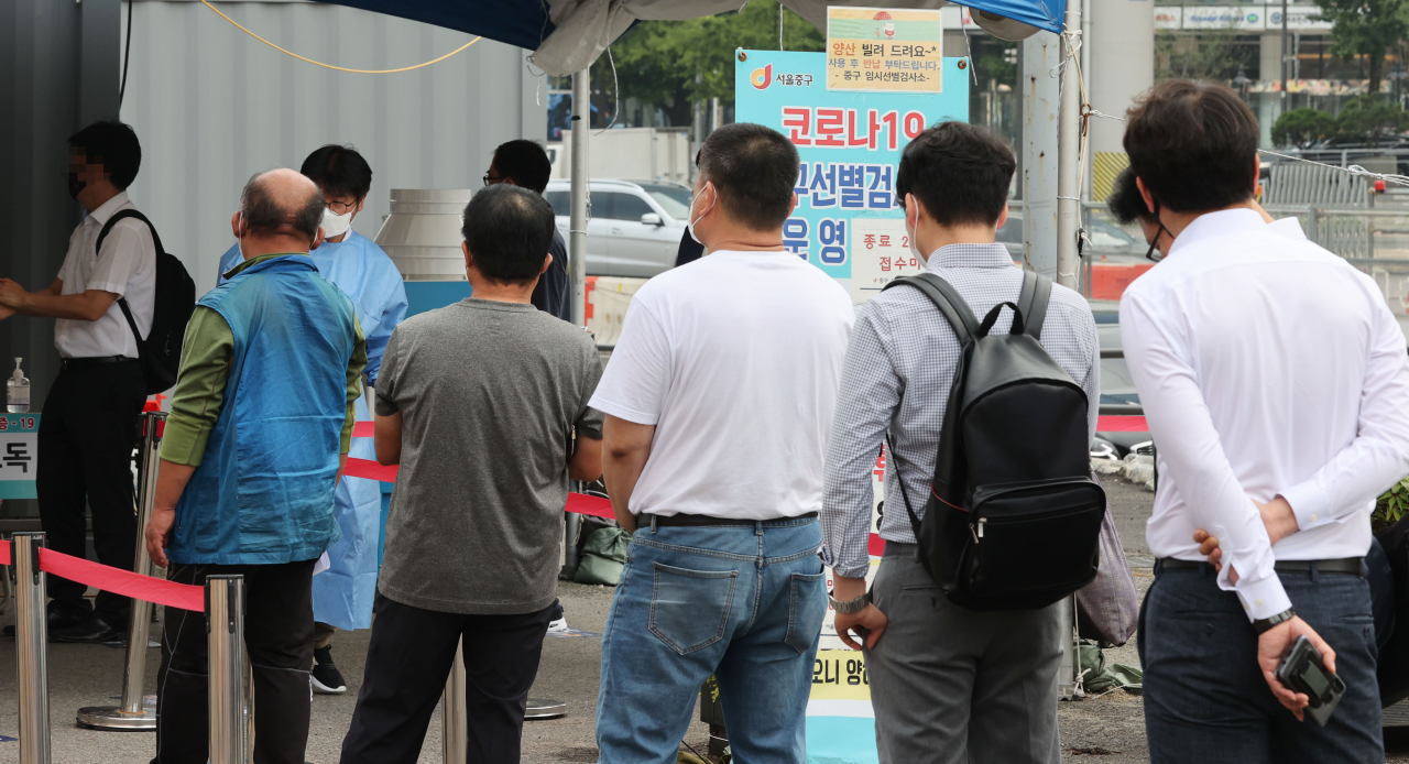 10일 서울역 광장에 마련된 신종 코로나바이러스 감염증(코로나19) 임시 선별검사소에서 검사를 받으려는 시민들이 줄을 서고 있다. 연합뉴스