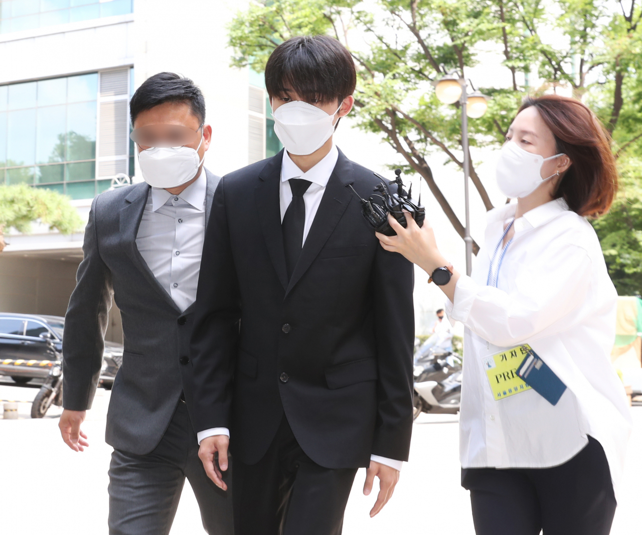 마약 투여 혐의로 재판에 넘겨진 아이돌그룹 '아이콘' 전 멤버 비아이가 10일 오후 서울 서초구 서울중앙지법에서 열린 1심 선고 공판에 출석하며 법정으로 향하고 있다. [연합]