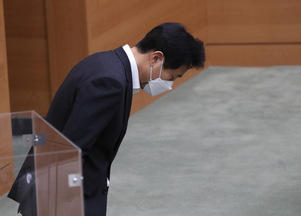 오세훈 서울시장이 지난 2일 서울시의회에서 열린 제302회 임시회에서 발언하기 위해 발언대로 나오면서 인사하고 있다. [연합]