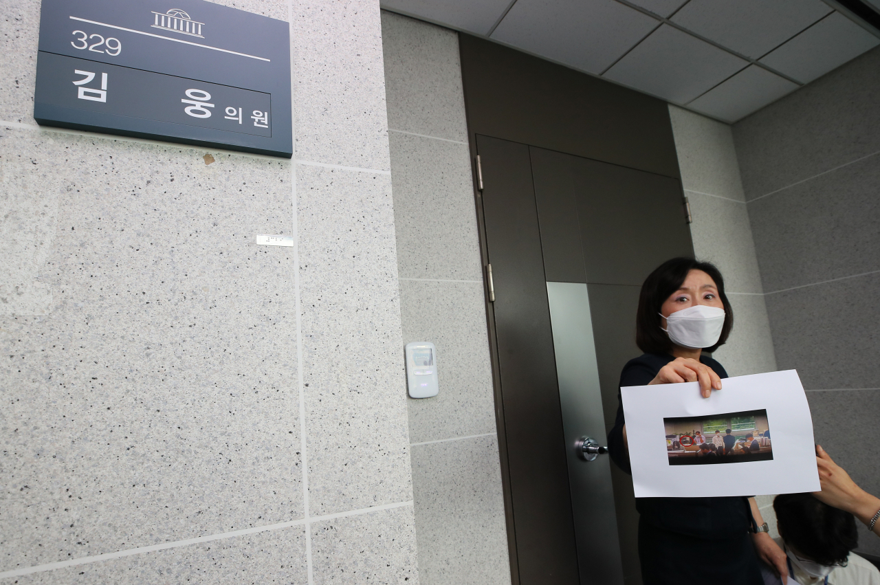 고위공직자비리수사처수사관들이 윤석열 전 검찰총장의 이른바 고발사주 의혹과 관련, '키맨'으로 지목된 국민의힘 김웅 의원의 국회 의원회관 사무실 압수수색에 나섰다. [연합]