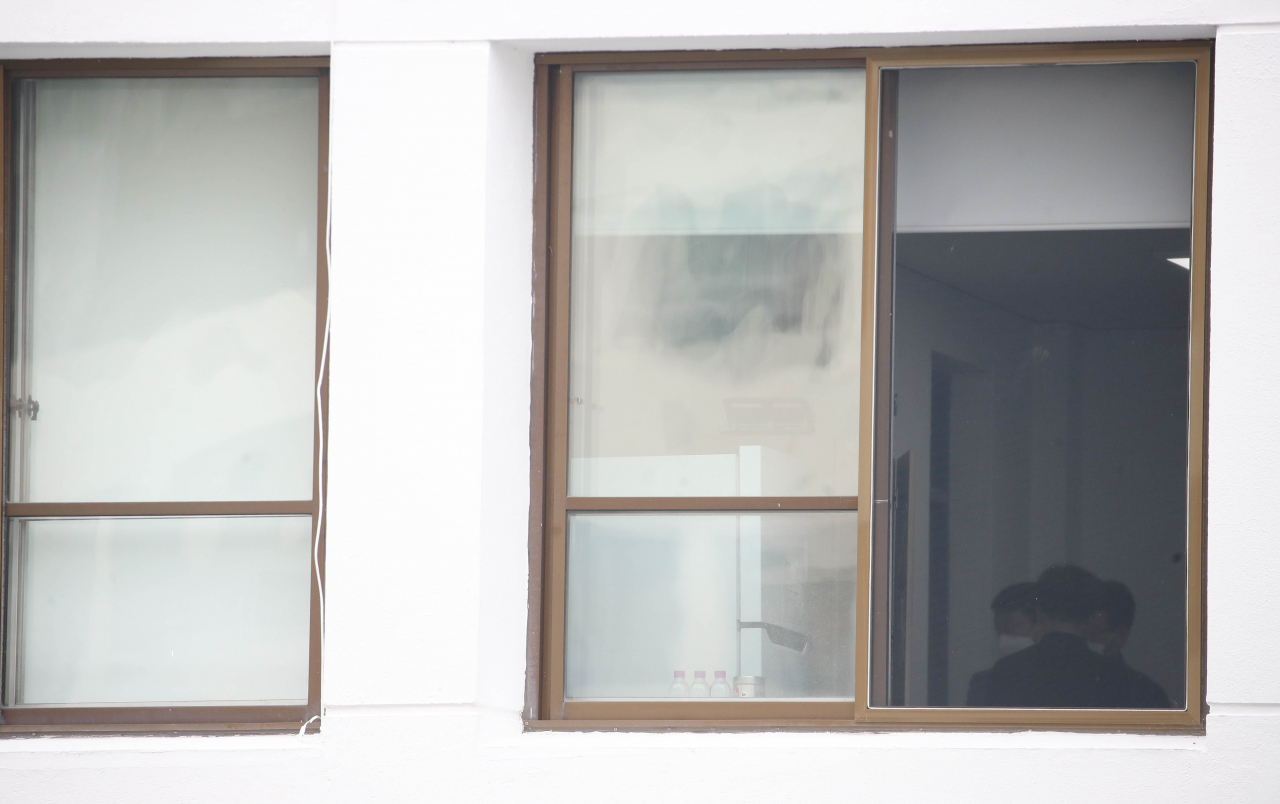 10일 오전 고위공직자범죄수사처(공수처) 수사관들이 대구고검에서 '고발사주' 의혹 핵심 인물인 손준성 대구고검 인권보호관 사무실을 압수수색하고 있다. 공수처가 이 사건에 대해 본격 강제수사에 착수하면서 윤석열 전 검찰총장의 대선 경선 가도에 변수로 작용할 전망이다. [연합]
