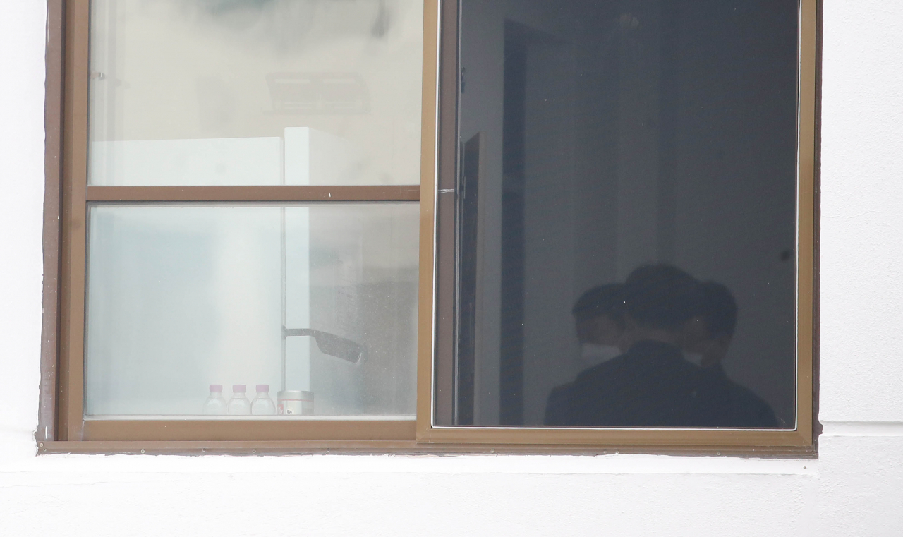 10일 오전 고위공직자범죄수사처(공수처) 수사관들이 대구고검에서 '고발사주' 의혹 핵심 인물인 손준성 대구고검 인권보호관 사무실을 압수수색하고 있다.[연합]