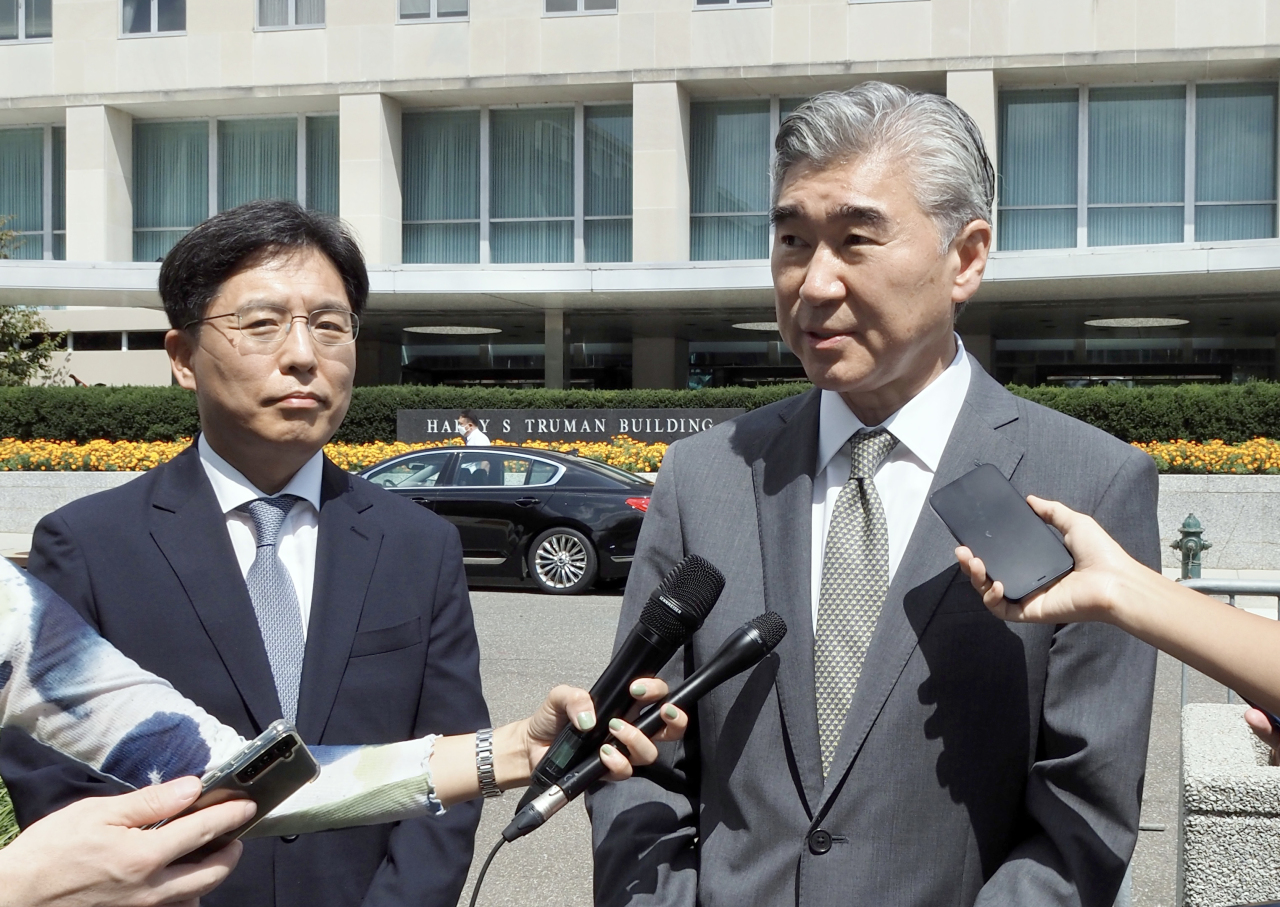 US special representative for North Korea, Sung Kim(right), speaks to the reporters in front of the building of the US State Department in Washington on Monday, after a meeting with visiting South Korean nuclear envoy Noh Kyu-duk (left) on Aug. 30. (Yonhap)