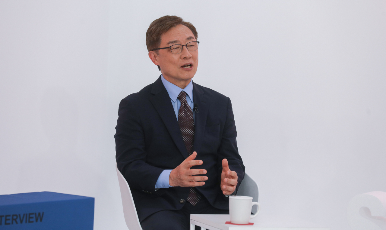 9일 서울 금천구 즐스튜디오에서 열린 국민의힘 대선 경선 후보 ‘국민 시그널 면접’에 참가한 최재형 후보가 답변하고 있다. [연합]