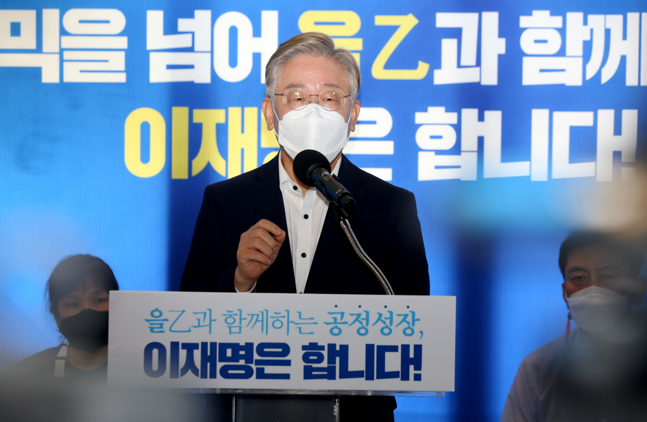 더불어민주당 대권주자인 이재명 경기지사가 10일 서울 마포구 한 식당에서 을(乙) 권리보장 공약을 발표하고 있다. 연합뉴스