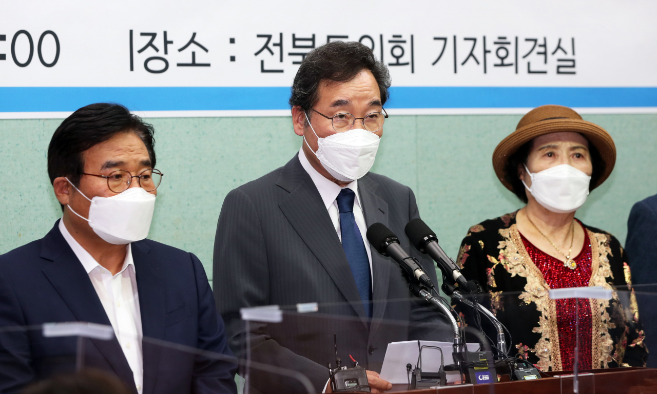 더불어민주당 대권주자인 이낙연 전 대표가 10일 오후 전북도의회 브리핑룸에서 기자회견을 열어 '고발 사주 의혹'에 대한 특검과 국정조사를 촉구하고 있다. 연합뉴스