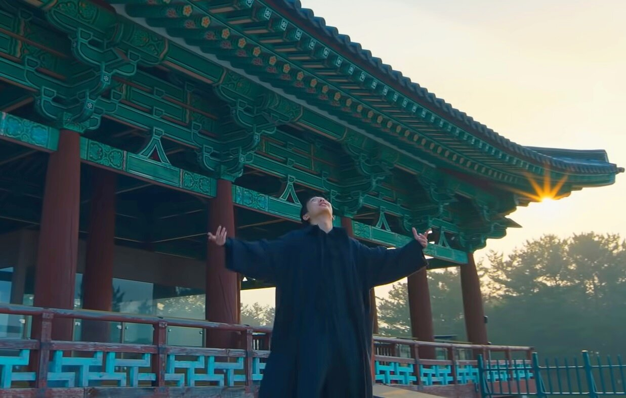 조선힙합 ‘Feel the Rhythm of Korea 시즌2’ 중 ‘강강술래’ 한 장면. 우원재의 퍼포먼스가 얼핏 BTS 슈가의 ‘대취타’ 한 장면을 연상시킨다.