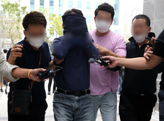 30대 여성을 살해한 혐의로 구속된 A(69)씨가 2일 전주 지검으로 이송 되고 있다.