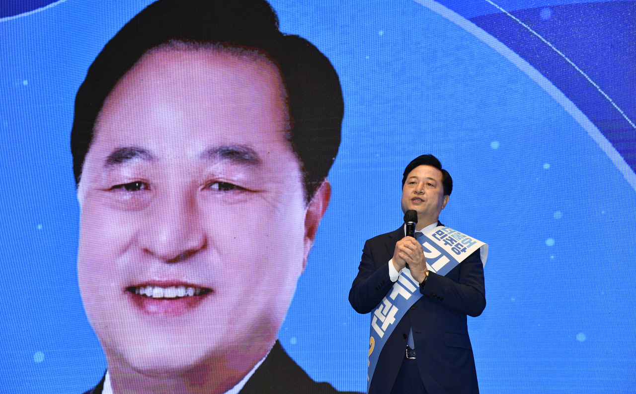 더불어민주당 대선 경선 후보인 김두관 의원이 11일 오후 대구 수성구 호텔인터불고 컨벤션홀에서 열린 대선 후보자 선출을 위한 대구·경북 합동 연설에서 정견을 밝히고 있다. [연합]