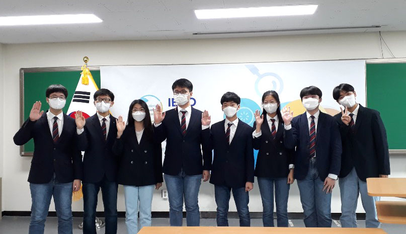 2021년 국제지구과학올림피아드 한국대표단. 왼쪽부터 문지욱, 김세진, 김보민, 김금민, 이선호, 김민서, 정동욱, 양재혁 학생.[한국과학창의재단 제공]