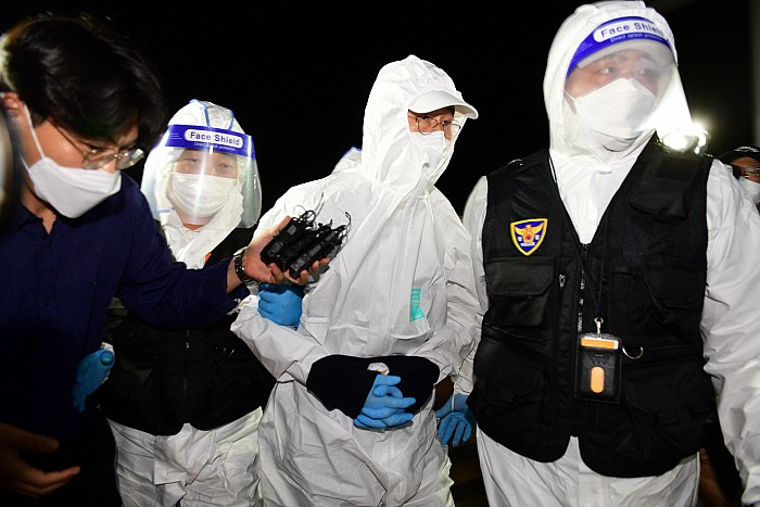 광주건물철거참사와 관련해 미국으로 도피한 문흥식이 11일 인천공항에서 체포돼 광주서부경찰서로 압송되고 있다.