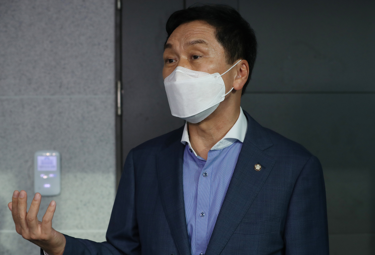 고위공직자범죄수사처가 10일 윤석열 전 검찰총장의 '고발 사주' 의혹과 관련해 국민의힘 김웅 의원의 국회 의원회관 사무실 압수수색에 들어간 가운데, 국민의힘 김기현 원내대표가 취재진의 질문에 답하고 있다. [연합]