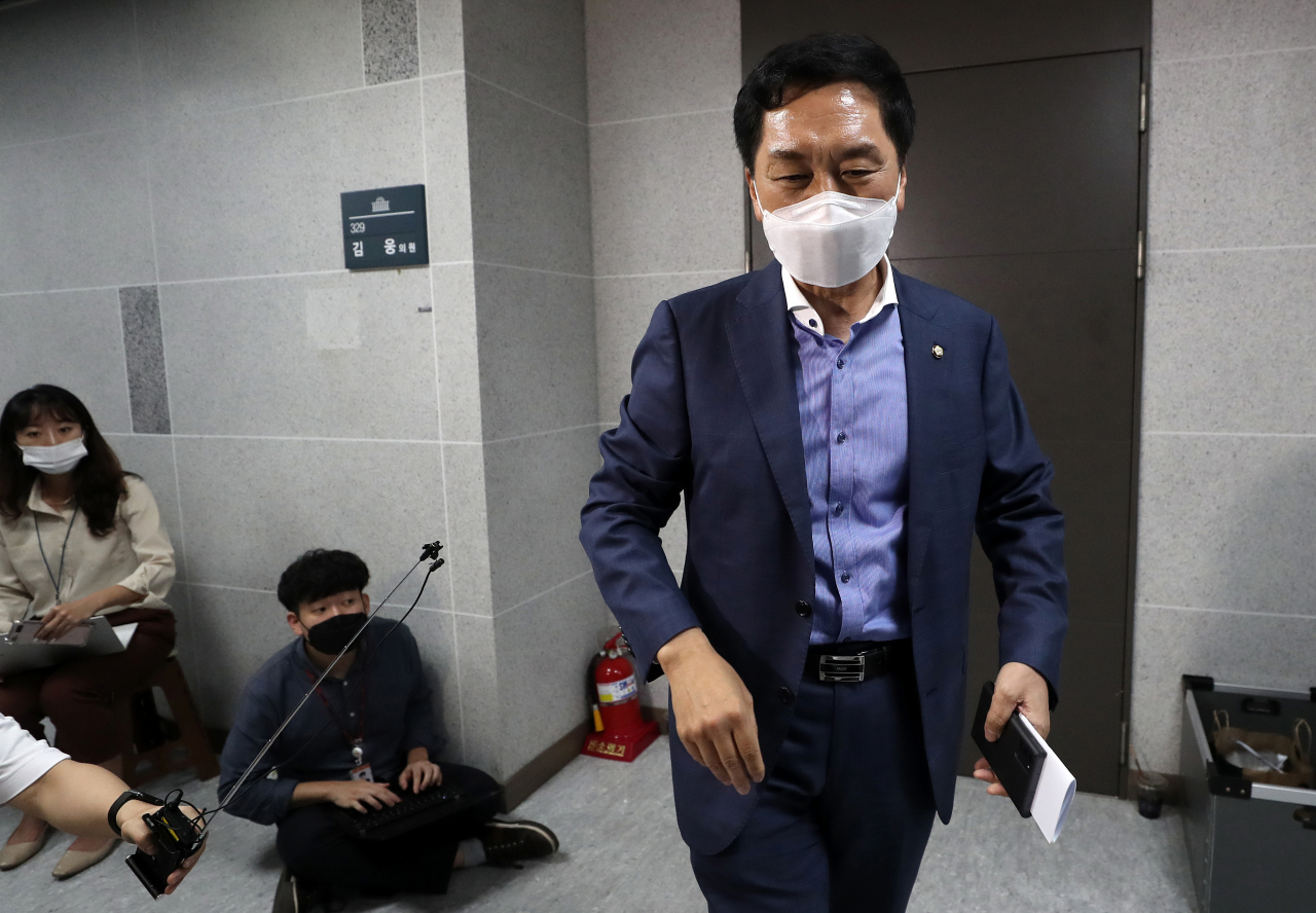 고위공직자범죄수사처가 윤석열 전 검찰총장의 이른바 '고발 사주' 의혹과 관련한 핵심 당사자인 김웅 의원실에 대한 압수수색을 시도하고 있는 10일 저녁 서울 여의도 국회 의원회관 김웅 의원 사무실에서 국민의힘 김기현 원내대표가 나오고 있다. [연합]
