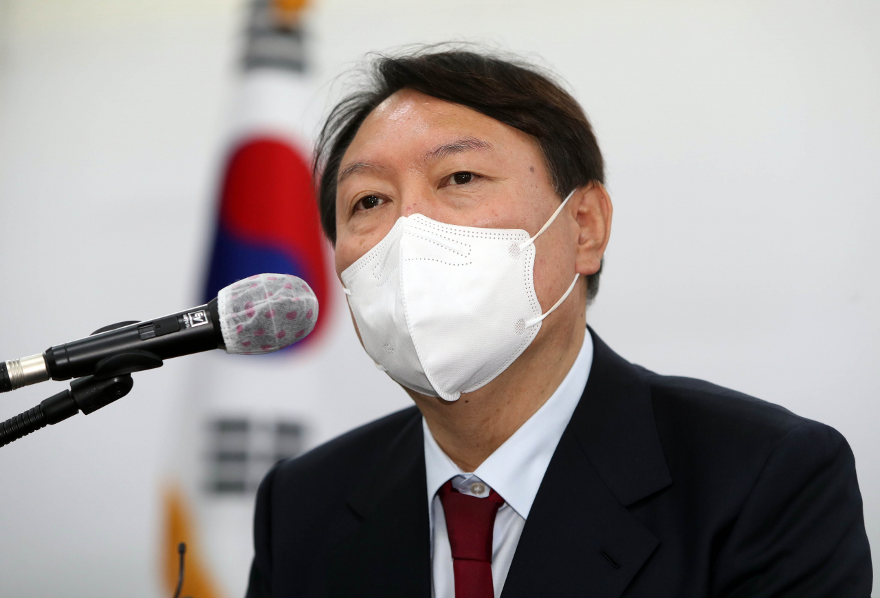 국민의힘 대권주자인 윤석열 전 검찰총장이 11일 대구시당에서 기자회견을 하고 있다. [연합]