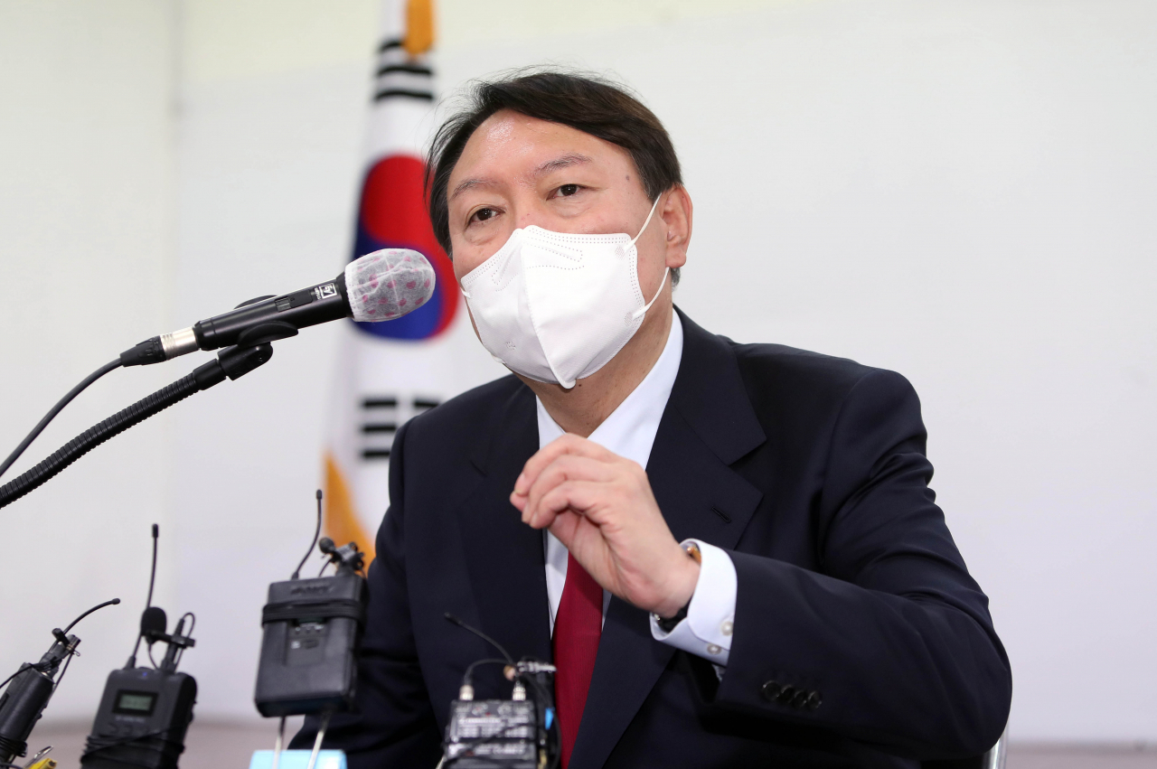 국민의힘 대권주자인 윤석열 전 검찰총장이 11일 대구시당에서 기자회견을 하고 있다. [연합]