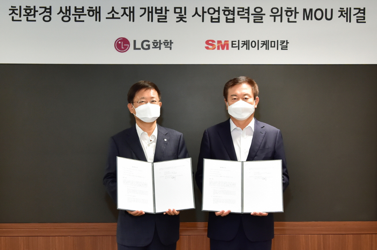 노국래 LG화학 석유화학사업본부장과 김병기 티케이케미칼 대표이사가 10일 LG트윈타워에서 업무협약(MOU)을 체결한 뒤 기념촬영을 하고 있다. [LG화학 제공]