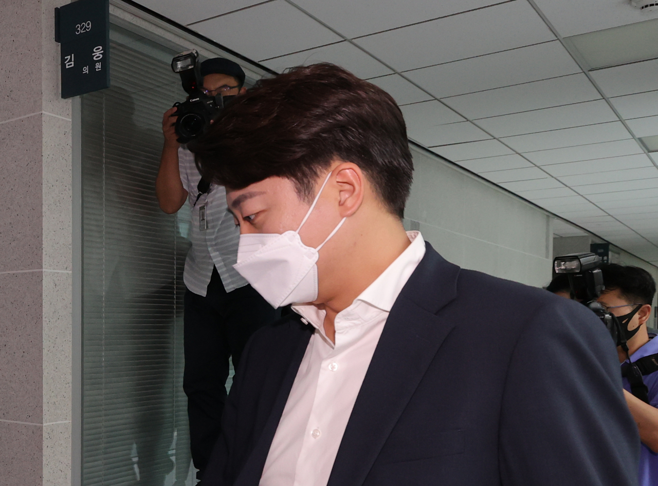 국민의힘 이준석 대표가 10일 윤석열 전 검찰총장의 이른바 '고발 사주' 의혹과 관련한 공수처의 압수수색이 진행되고 있는 국회 의원회관 김웅의원 사무실에 들어가고 있다. [연합]