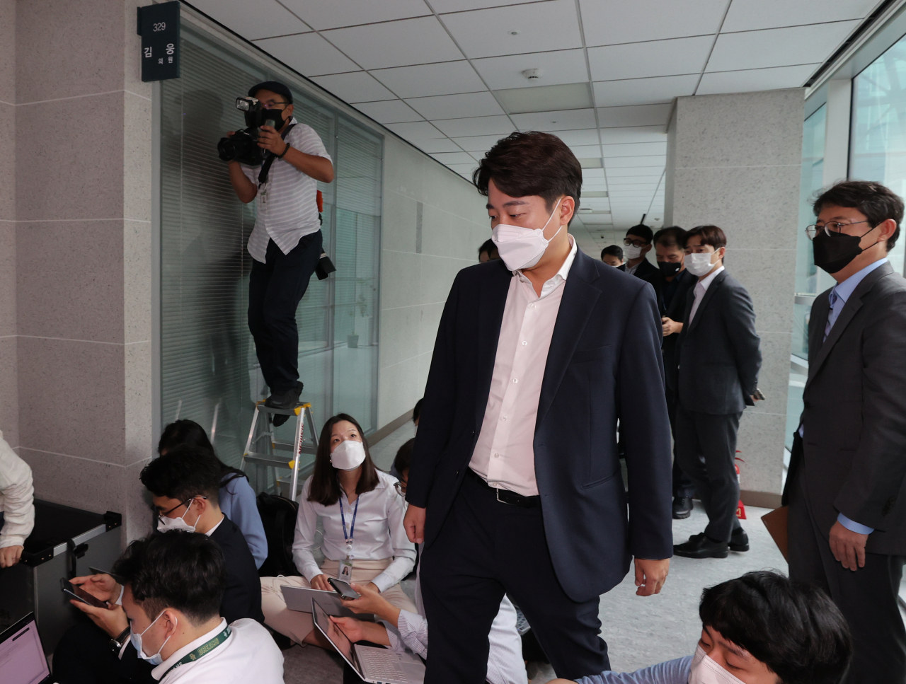 국민의힘 이준석 대표가 10일 윤석열 전 검찰총장의 이른바 '고발 사주' 의혹과 관련한 공수처의 압수수색이 진행되고 있는 국회 의원회관 김웅의원 사무실에 들어가고 있다. [연합]