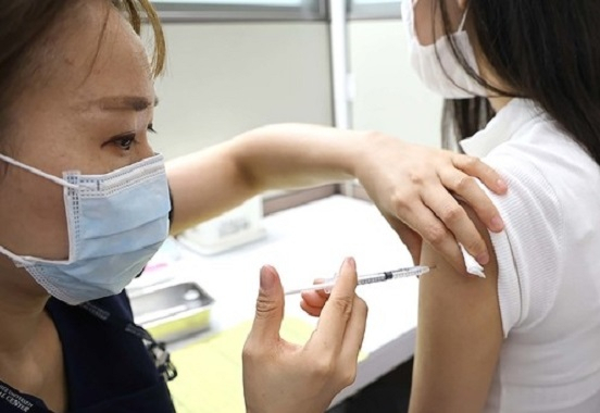서울 동대문구 경희의료원에서 지난달 21일 의료진이 접종 대상자에게 모더나 백신을 접종을 하고 있다. [의료원 제공]