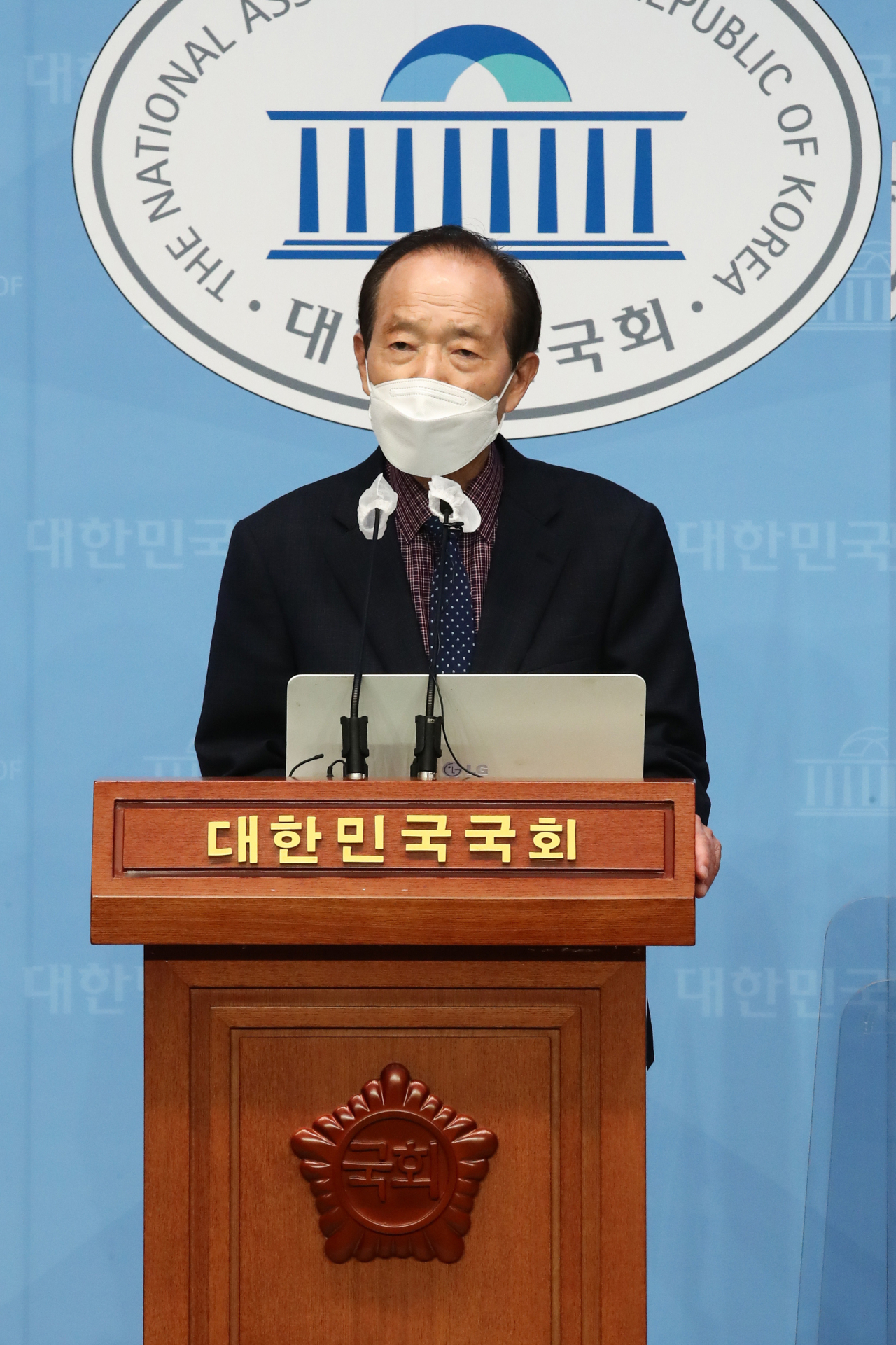 국민의힘 장기표 대선 경선 예비후보가 12일 국회 소통관에서 더불어민주당 이재명 대선 경선 후보가 성남시장 재직 중 추진한 '대장동 개발사업'에 대한 국정조사 등을 요구하는 기자회견을 하고 있다. [연합]