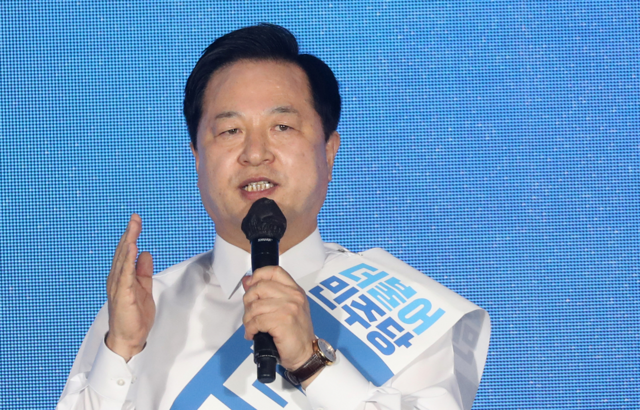 12일 오후 강원 원주시 오크밸리리조트 컨벤션센터에서 열린 더불어민주당 강원권역 순회경선 합동연설회에서 김두관 후보가 정견을 밝히고 있다. [연합]