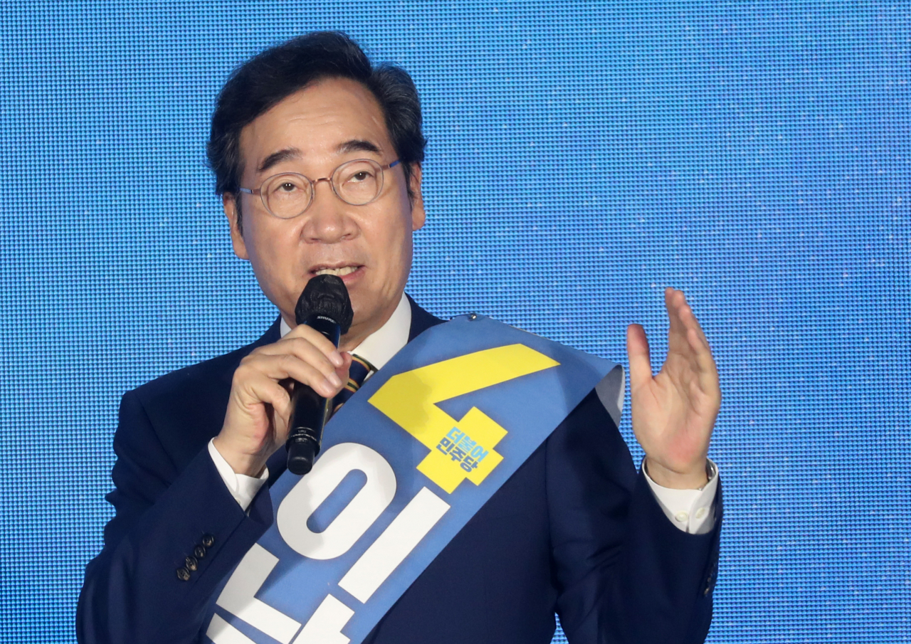 12일 오후 강원 원주시 오크밸리리조트 컨벤션센터에서 열린 더불어민주당 강원권역 순회경선 합동연설회에서 이낙연 후보가 정견을 밝히고 있다. [연합]