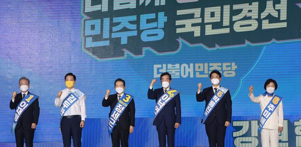 12일 민주당 대선후보 선출을 위한 강원 순회 경선에서 후보자들이 승리를 다짐하고 있다. 왼쪽부터 이재명, 김두관, 정세균, 이낙연, 박용진, 추미애 후보.