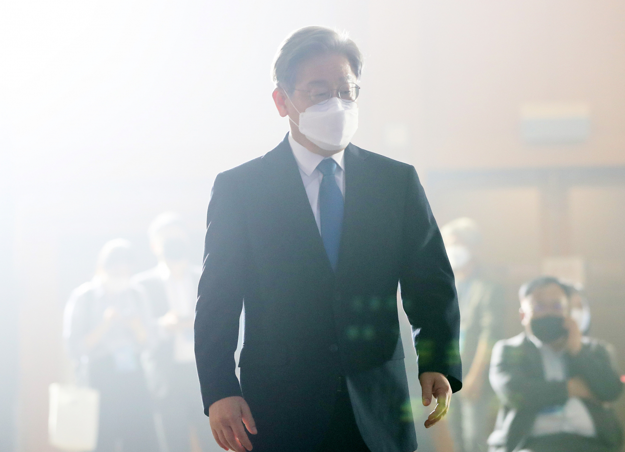 12일 오후 강원 원주시 오크밸리리조트 컨벤션센터에서 열린 더불어민주당 강원권역 순회경선 합동연설회에서 과반 득표로 1위를 차지한 이재명 후보가 행사장으로 발걸음을 옮기고 있다. [연합]