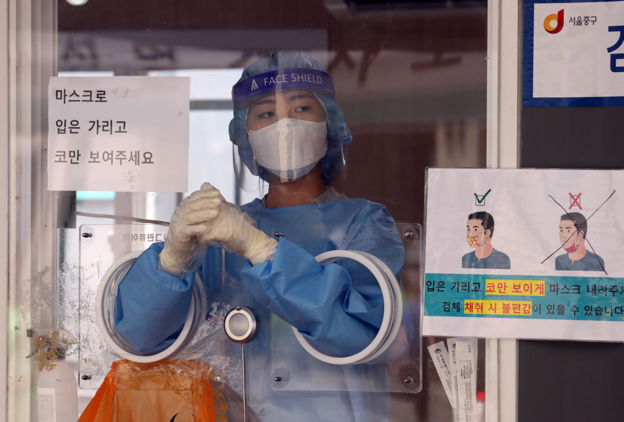 국내 신종 코로나바이러스 감염증(코로나19) 확산세가 곳곳에서 이어지는 가운데 12일 서울역 임시선별검사소에서 의료진이 검사 받을 시민을 기다리고 있다. [연합]