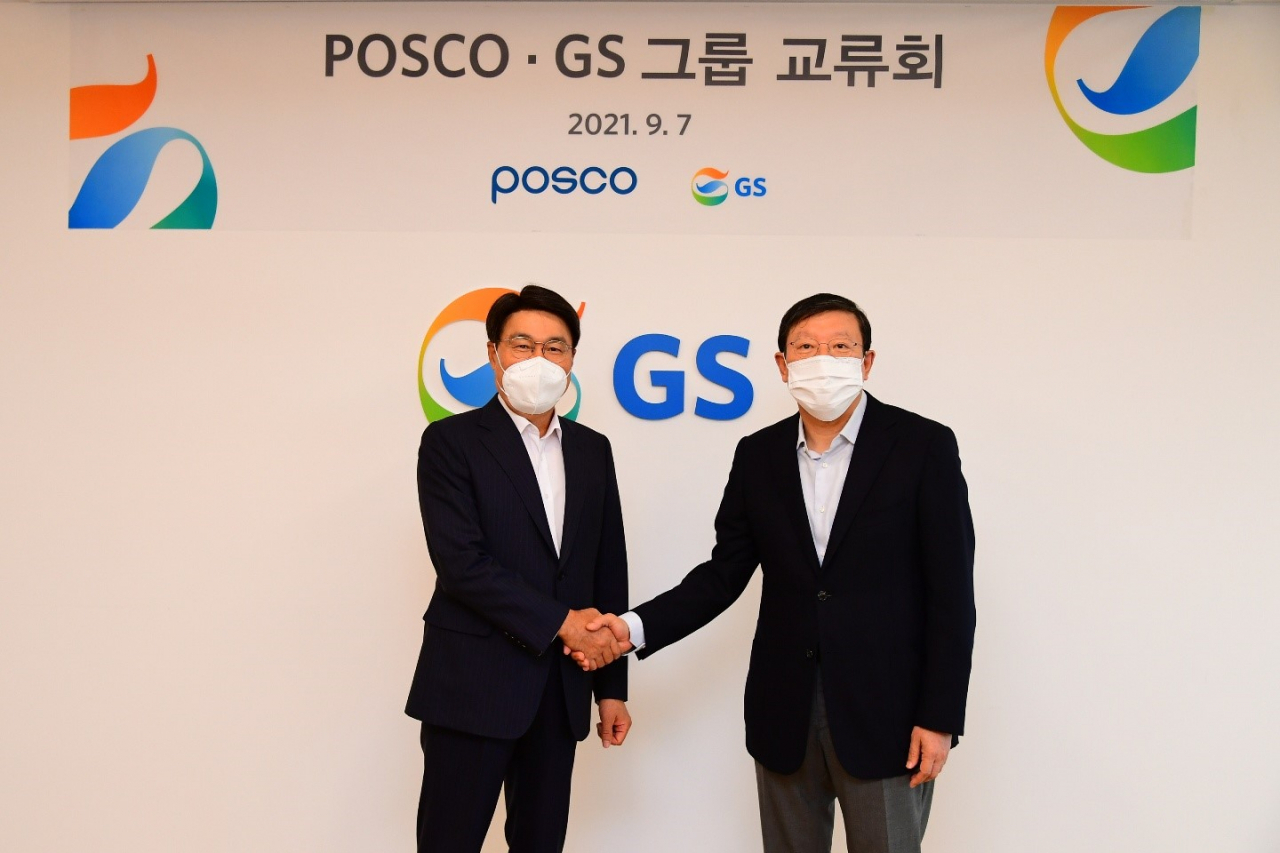 7일 오후 서울 강남구 GS타워에서 열린 ‘GS-포스코 그룹 교류회’에 참석한 허태수 GS그룹 회장(오른쪽)과 최정우 포스코그룹 회장(왼쪽)이 악수하고 있다. [GS 제공]