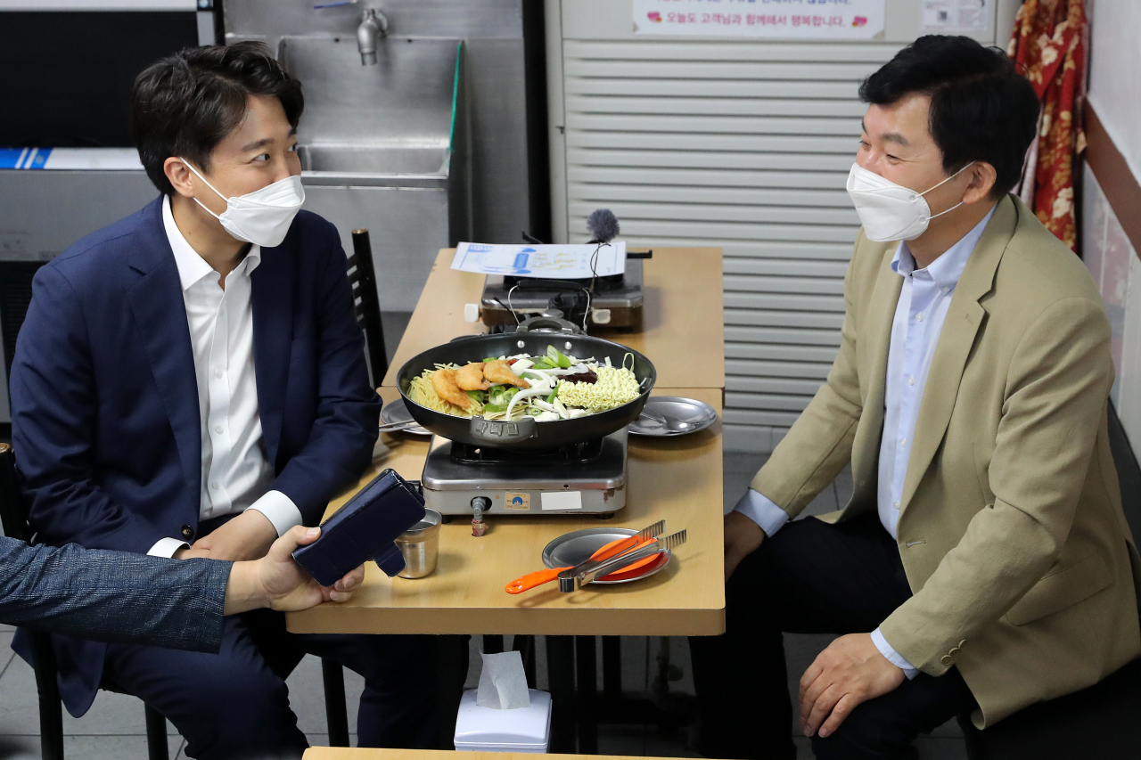 이준석 국민의힘 대표와 원희룡 대선 경선 예비후보가 지난 12일 오후 서울 중구 떡볶이 집에서 회동하고 있다. 이번 만남은 '녹취록 갈등'으로 남은 감정을 털어버리자는 취지와 당내 현안 등을 논의하기 위해 원 후보의 제안으로 이뤄졌다. [연합]