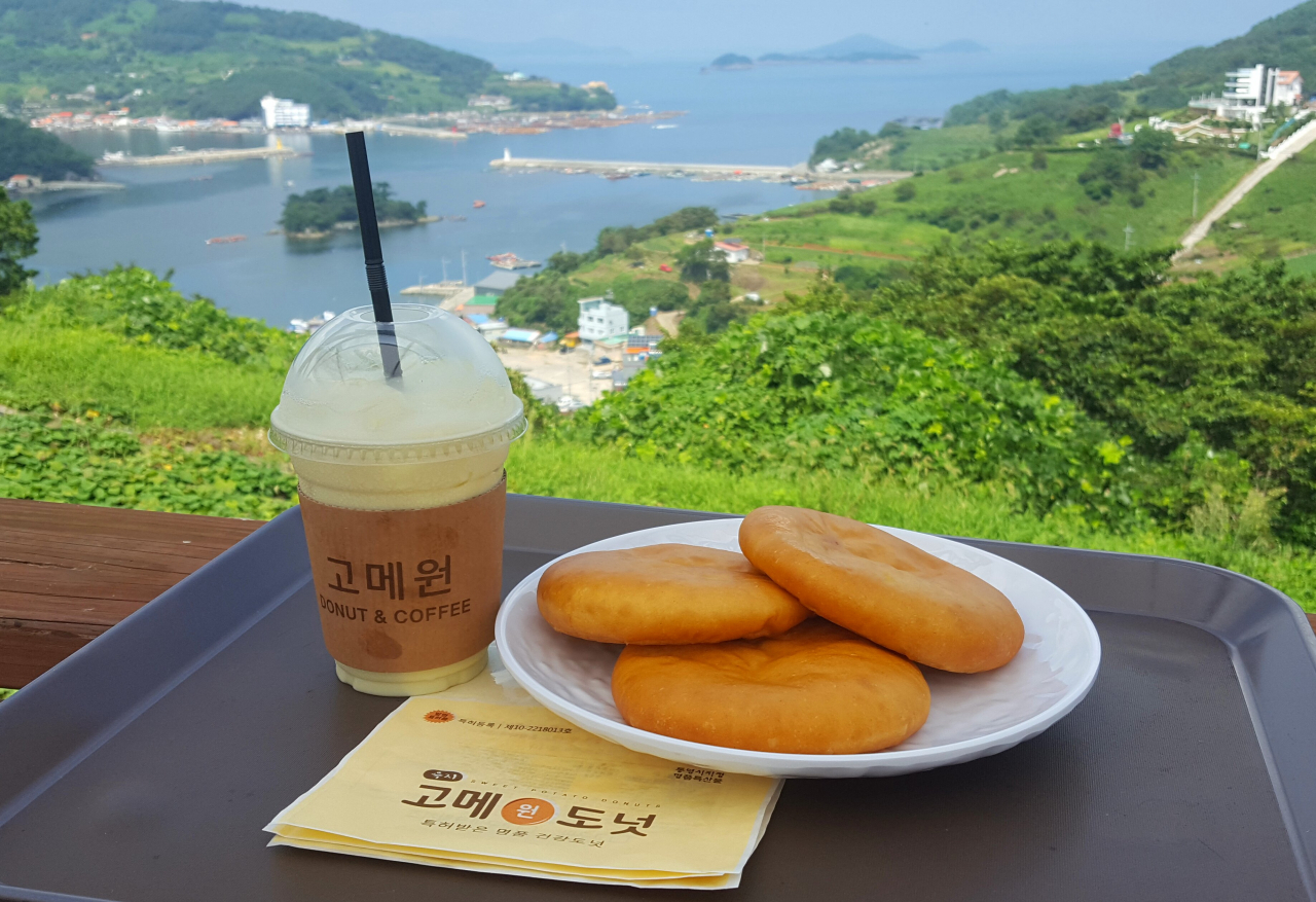 경남 통영시 욕지도, 펠리칸 바위가 있는 태평양언덕 고구마밭에서 수확한 것으로 만든 고메원도넛.