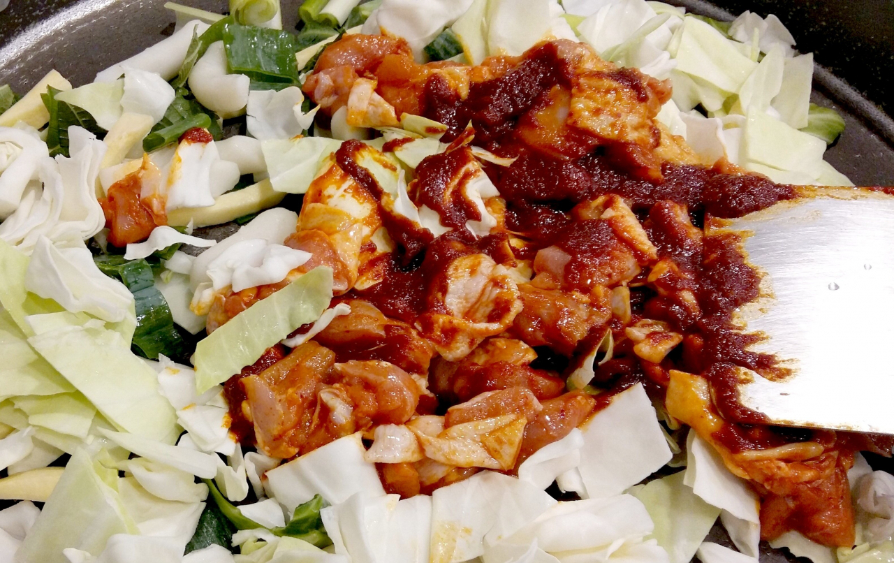 춘천 가서 먹는 춘천닭갈비는 경춘선의 추억과 함께 흡입한다.
