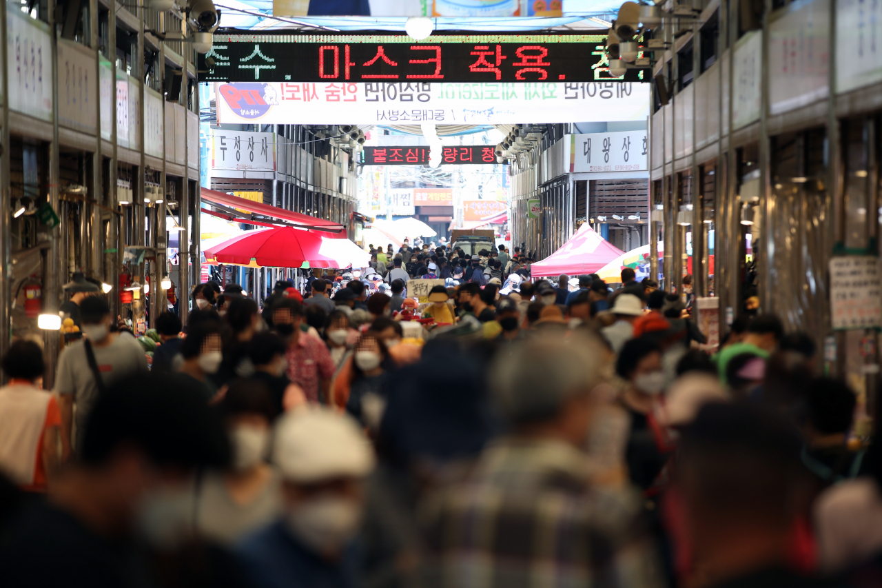 추석을 앞둔 12일 서울 동대문구 청량리 청과물시장에서 시민들이 장을 보고 있다. 연합뉴스