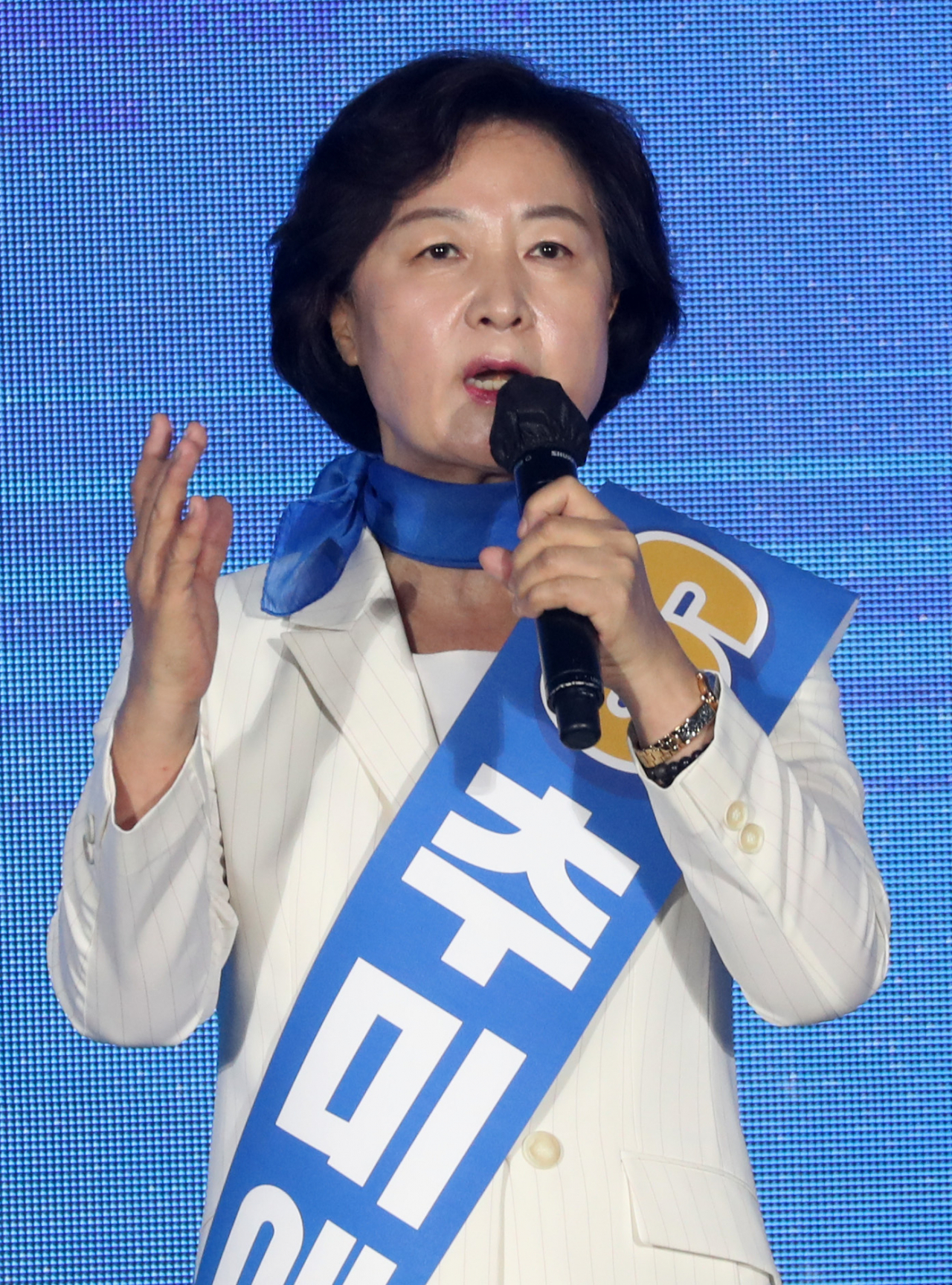 12일 오후 강원 원주시 오크밸리리조트 컨벤션센터에서 열린 더불어민주당 강원권역 순회경선 합동연설회에서 추미애 후보가 정견을 밝히고 있다. [연합]