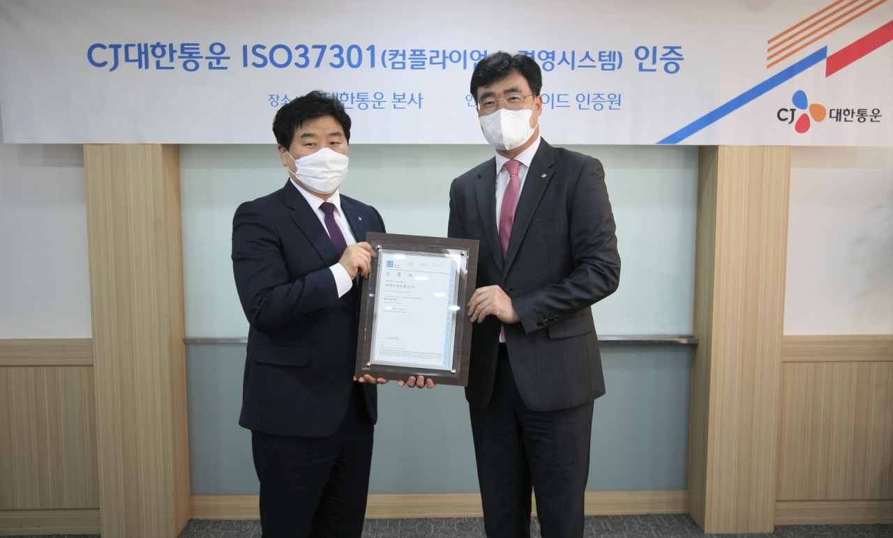 CJ대한통운 본사에서 열린 ‘ISO37301’ 인증 수여식에서 장윤석 CJ대한통운 법무·컴플라이언스 실장(오른쪽)과 로이드인증원 한국지사 이일형 대표(왼쪽)가 기념촬영을 하고 있다. [CJ대한통운 제공]