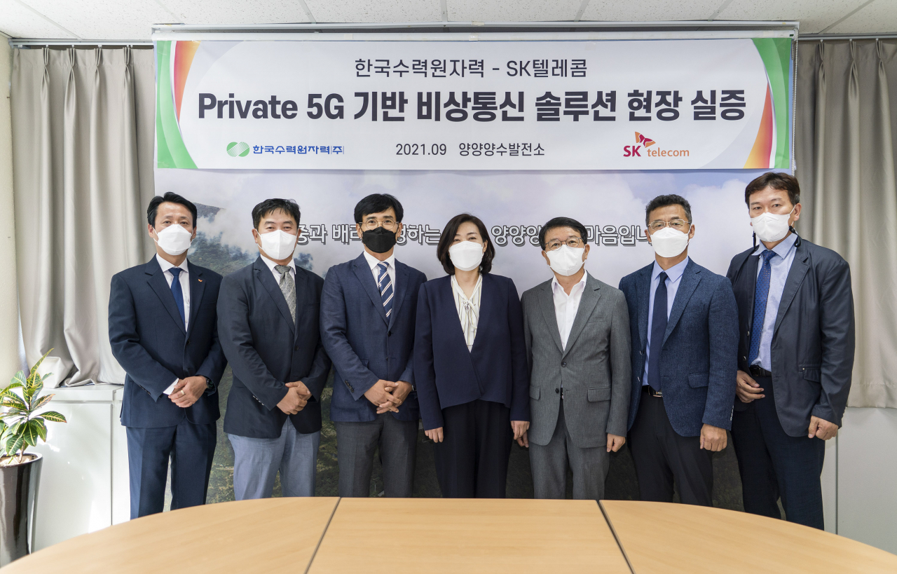 SK텔레콤과 한국수력원자력 관계자들이 양양 양수발전소에서 ‘프라이빗(Private)-5G 기반 비상통신 솔루션’을 실증하고 상용화를 위한 지속적인 협업을 다짐했다. 서성용(왼쪽부터) SKT 매니저, 정창권 SKT 인프라 비즈 본부장, 신용식 SKT IoT CO장, 전혜수 한수원 디지털혁신추진단 단장, 배봉원 한수원 양양 양수발전소 소장, 김성술 한수원 정보통신실 실장, 채종일 한수원 정보통신실 부장 [SK텔레콤 제공]